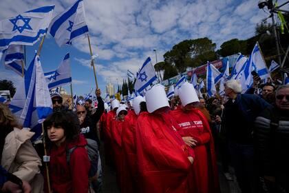 Israelíes protestan contra los planes del gobierno de Benjamin Netanyahu de reformar el sistema judicial ante la Knesset, el parlamento israelí, en Jerusalén, el lunes 13 de febrero de 2023. (AP Foto/Ohad Zwigenberg)