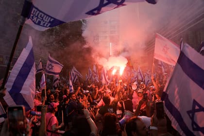 Israelíes protestas contra los planes del gobierno del primer ministro, Benjamin Netanyahu, para reformar el sistema judicial, en Tel Aviv, Israel, el 18 de julio de 2023. (AP Foto/Oded Balilty)