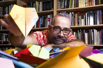 Istvansch, rodeado de papeles de colores