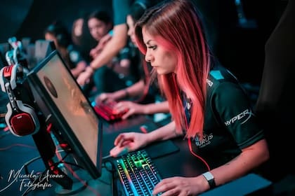 La China Acuña, una de las pocas profesionales argentinas de eSports.