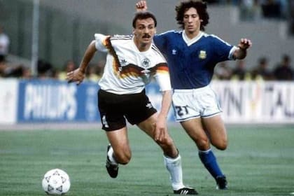 Italia 1990: Troglio, en la marca de Rudi Völler