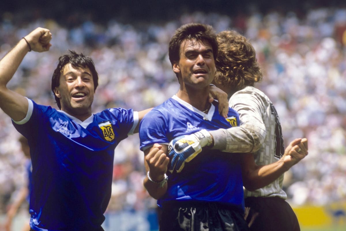 Italia 90. Julio Olarticoechea, José Luis Brown y Nery Pumpido festejando el 22/06/1986 en Ciudad de México el triunfo ante Inglaterra por los cuartos de final del Mundial de México. .