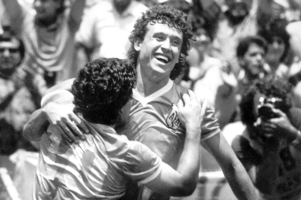 Italia 90. Los campeones del 86 que no tuvieron segunda oportunidad. DIEGO MARADONA Y JORGE VALDANO FESTEJAN DURANTE EL PARTIDO QUE DISPUTAN ARGENTINA E INGLATERRA EL 22JUN1986 EN EL ESTADIO AZTECA POR LA COPA DEL MUNDO MEXICO 1986.