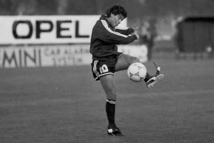 La lengua afuera, la zurda que acaricia la pelota, la camiseta "10"... Un Maradona auténtico