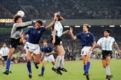 Claudio Caniggia anota el 1 a 1 frente a Italia en el San Paolo de Nápoles, por la semifinal del Mundial Italia 90