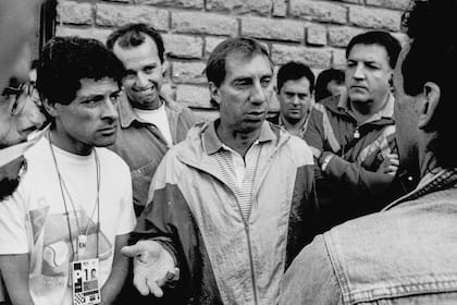 Bilardo, rodeado de periodistas en la concentración de Trigoria, donde vivió la selección en Italia 90
