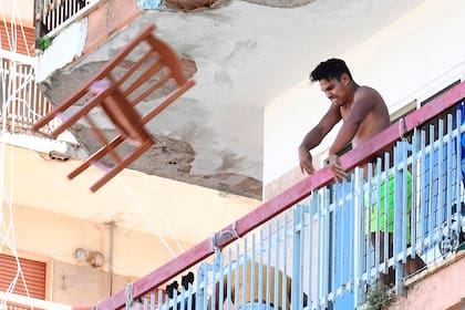 Tensión en Mondragone, en el sur de Italia, donde un residente confinado en su edificio debido a un brote de coronavirus, lanza una silla