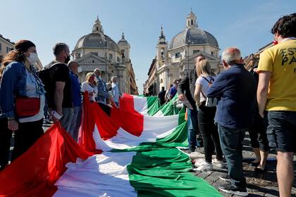 En la protesta tuvieron una bandera italiana de 500 metros