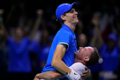 Italia ya es bicampeón de la Davis y Sinner, el número 1 del mundo, es encumbrado por el capitán Filippo Volandri