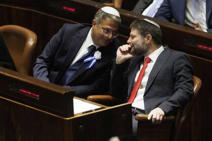 Itamar Ben-Gvir (izquierda) y Bezalel Smotrich (derecha) ejercen una importante influencia en el Ejecutivo que dirige Benjamin Netanyahu