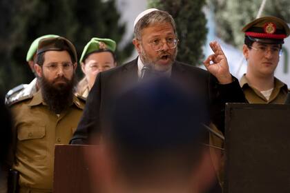 Itamar Ben-Gvir, líder de la facción del Poder Judío, funge como ministro de Seguridad Nacional de Israel, habla durante una ceremonia en un cementerio militar, en Beersheba, Israel, el martes 25 de abril de 2023. (AP Foto/Maya Alleruzzo)