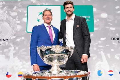 Otros tiempos: Dave Haggerty, presidente de la Federación Internacional de Tenis, y Gerard Piqué, exfutbolista y presidente de la compañía Kosmos, tras el cambio histórico de formato de la Copa Davis