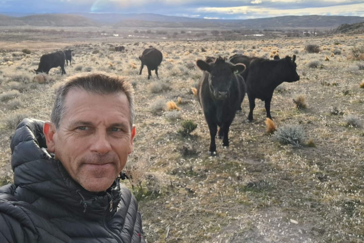 Iturburu en la estepa patagónica con parte de su rodeo Angus