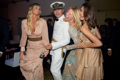 Javier posa con Soledad Solaro, Magalí Auger y Taína Laurino, las tres con vestidos largos.