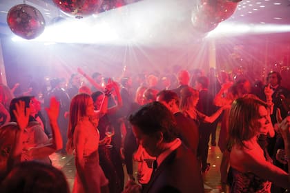 La pista ardió cuando el matrimonio de DJs empezó a pasar temas de los 70 y 80 (años en los que “El crucero del amor” estuvo al aire), remixados.