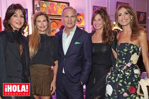 Iturrioz sonríe a la camára escoltado por sus más íntimas: Evangelina
Bomparola, Julieta Kemble,
Solange Mayo y Rossella
della Giovampaola
