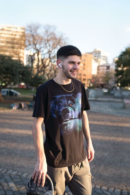 IvÁn (21). Es de: Floresta. ¿Qué es lo que más te gusta de practicar skate? “Me encanta la adrenalina, saber que me puedo caer y romper todo”.