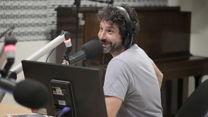«Hoy en día siendo soltero tengo la ventaja de poder acostarme escuchando radio »