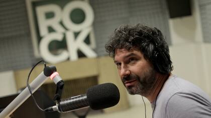 Iván Noble disfruta de escribir canciones y sus noches de radio