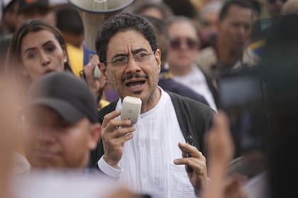 Iván Cepeda habla durante un partido de fútbol patrocinado por su campaña, el 7 de junio de 2026, en Bogotá, Colombia