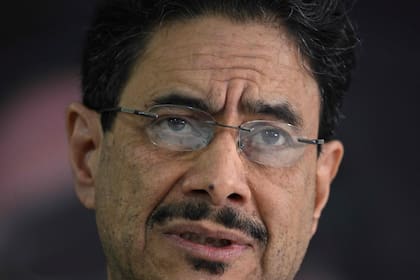 Iván Cepeda habla durante una conferencia de prensa en Bogotá, el 1 de junio de 2026