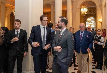Iván de Pineda conversa con Ezequiel Herszage de Grupo IRSA. Detrás, el embajador Diego Guelar