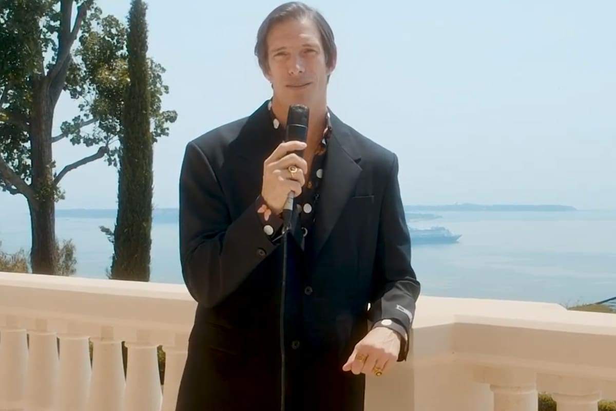 Iván de Pineda volvió a ser el rostro de Versace y presentó el próximo desfile de la marca