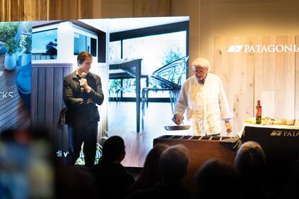 Ivan de Pineda y Francis Mallmann en el exclusivo evento de Patagonia Flooring para amigos y clientes.