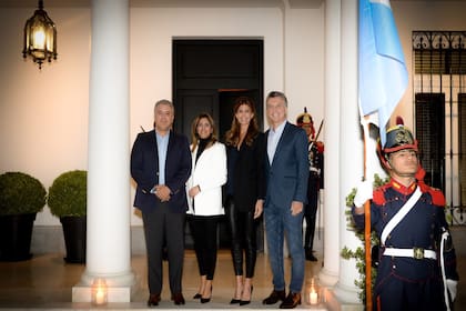 Iván Duque y su esposa, María Juliana Ruiz, posan junto a Mauricio Macri y Juliana Awada en la puerta de la residencia presidencial