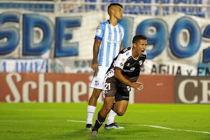 Iván Gómez convirtió dos goles para Platense ante Atlético Tucumán