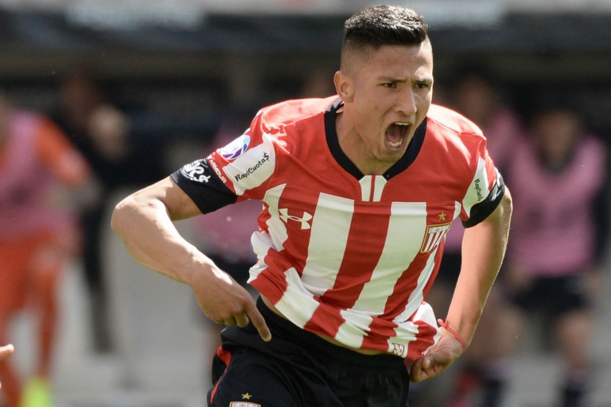 Iván Gómez festeja su gol, que sirvió para que el Pincha derrotara a Patronato por 1 a 0 en el estadio Ciudad de La Plata.