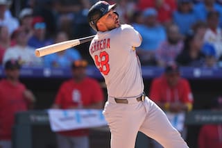 Herrera y Hjerpe guían a los Cardenales a vencer 10-8 a los Rockies