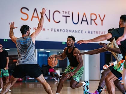 Iván Maggi frena una penetración de la estrella de la NBA Donovan Mitchell durante un campamento en Málaga