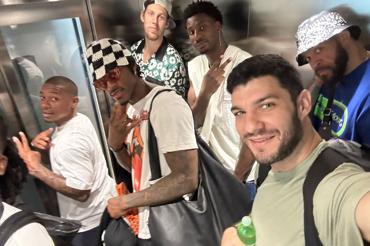 Iván Maggi junto a un grupo de jugadores de la NBA en un ascensor, una postal habitual en su vida laboral