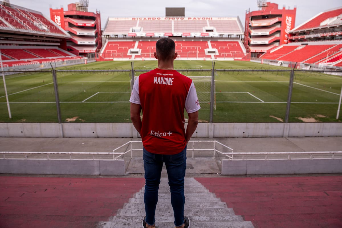 Iván Marcone, de paso por Arsenal, Lanús y Boca en el fútbol argentino, ahora se dará el gusto de ponerse la camiseta de Independiente; el día de su presentación se quedó contemplando su futuro en el estadio donde siempre soñó jugar