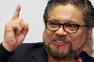 Iván Márquez, ex número dos de las Fuerzas Armadas Revolucionarias de Colombia, FARC, habla con los medios durante una conferencia de prensa en Bogotá (Archivo)