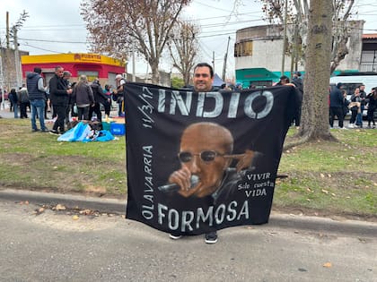 Iván Martínez, uno de los fanáticos que se acercó a despedirlo