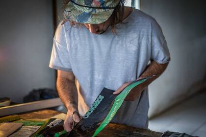 Iván Pavelic creó Swahili, un emprendimiento sustentable donde confecciona mochilas, fundas para tablas de surf y bolsas para supermercado