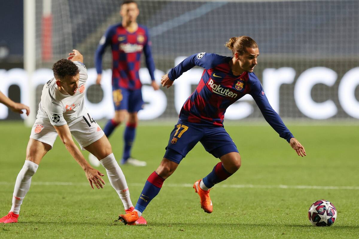 Ivan Perisic del Bayern de Múnich en acción con Antoine Griezmann del Barcelona, mientras el juego se reanuda a puerta cerrada tras el brote de la enfermedad del coronavirus (COVID-19)