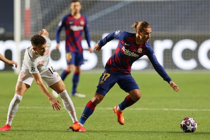 Ivan Perisic del Bayern de Múnich en acción con Antoine Griezmann del Barcelona, mientras el juego se reanuda a puerta cerrada tras el brote de la enfermedad del coronavirus (COVID-19)