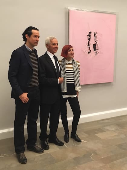 Iván Petrella, Costantini y Julia Converti, de arteBA, con obra de Lucio Fontana