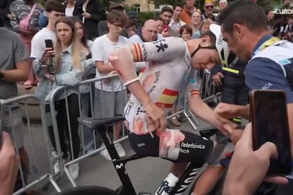 Iván Romeo al llegar a la meta a 22 minutos del ganador de la etapa, en un Tour de Francia que culmina este domingo en Paría