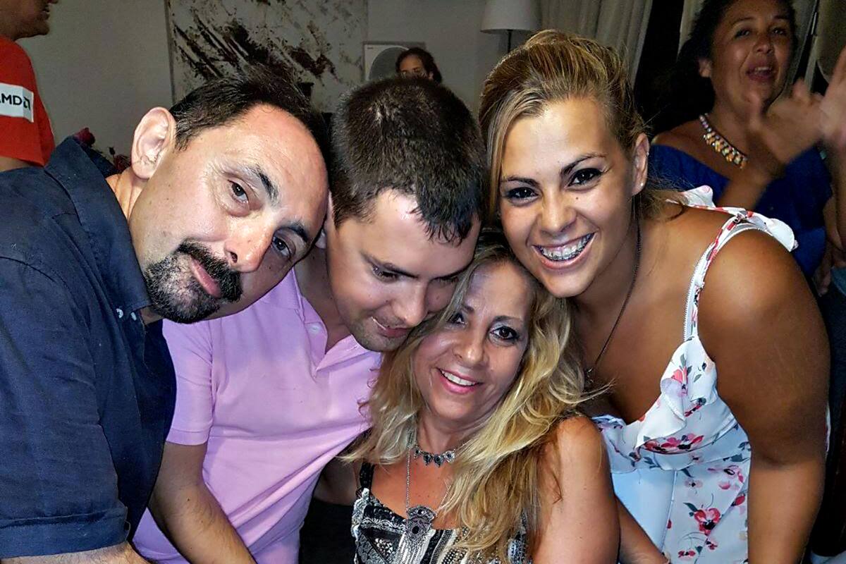 Iván -segundo desde la izquierda- se contagió de coronavirus en un centro de día; tenía parálisis cerebral