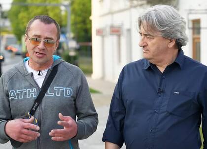 Ivan Skyba con el periodista de la BBC Fergal Keane, en Polonia