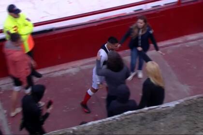 Iván Tapia convirtió el penal para Barracas Central contra Sarmiento en la Liga Profesional y se fue a festejarlo a la platea.
