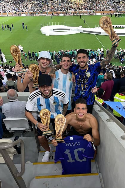 Iván Tapia, hijo de Chiqui y familiar de los Moyano, con su primo Nicolás, que sostiene una camiseta de Messi; Nicolás es el hijo de Pablo, uno de los jefes de la CGT