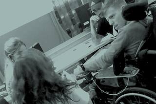Tiene parálisis cerebral, fue abanderado y hoy se destaca en la universidad