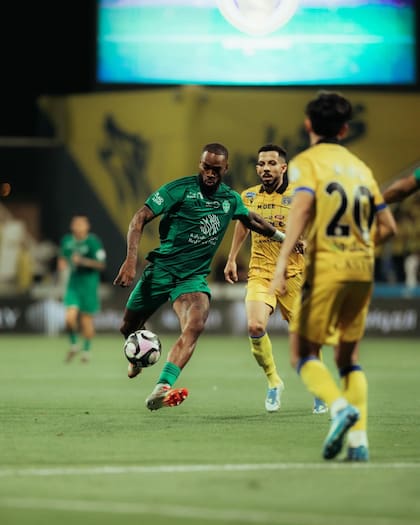 Ivan Toney con la camiseta de Al Ahli; el inglés brilla en su club y jugó el Mundial 2026 con Inglaterra