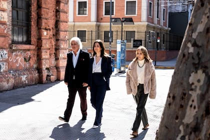 Ivan y Leonor Achaval, junto a la periodista Leila Sobol, recorren el predio donde se llevará a cabo CASA FOA.
