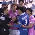 Lamolina cobró un penal que no fue, los jugadores le mostraron la jugada en un celular y revirtió la medida